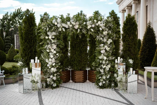 Pernikahan Upacara Pernikahan Lengkungan Lengkungan Dihiasi Dengan Bunga Putih Berdiri Stok Foto Bebas Royalti