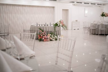 Düğün resepsiyonundaki ana masa. İçinde güzel çiçekler ve mumlar var. Düğün günü..