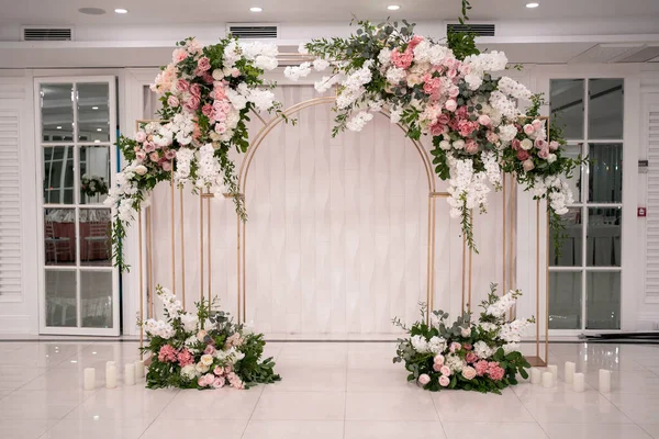 Båge För Bröllopsceremonin Dekorerad Med Vita Och Rosa Blommor Bröllopsdag — Stockfoto