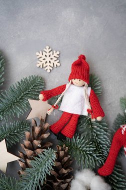 Eko Noel süslemesi - ahşap ağaçlar, örgü süslemeler, çam kozalakları, köknar dalları ve yeşil taştan arka planda fotokopi alanı olan yıldızlar