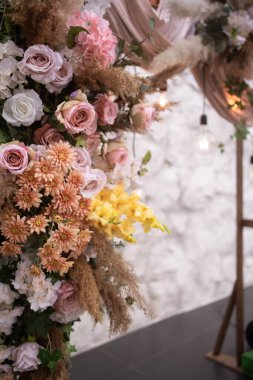 Tören için güzel alışılmadık boho şık düğün kemeri