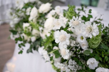 Düğün töreni. Çok güzel ve şık bir düğün kemeri, çeşitli taze çiçeklerle süslenmiş, bahçede duruyor. Düğün günü. Taze çiçek süslemeleri, şakayıklar..