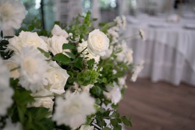 Düğün töreni. Çok güzel ve şık bir düğün kemeri, çeşitli taze çiçeklerle süslenmiş, bahçede duruyor. Düğün günü. Taze çiçek süslemeleri, şakayıklar..