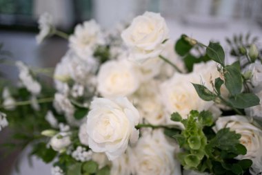 Düğün töreni. Çok güzel ve şık bir düğün kemeri, çeşitli taze çiçeklerle süslenmiş, bahçede duruyor. Düğün günü. Taze çiçek süslemeleri, şakayıklar..