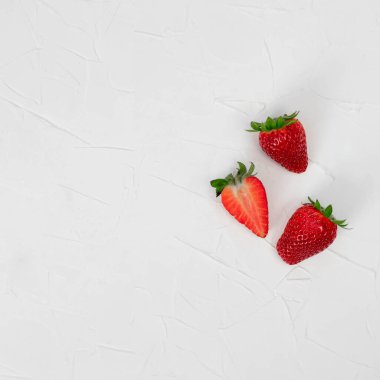 Pembe arka planda izole edilmiş taze çilek manzarası. Boşluğu kopyala..