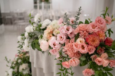 Düğün resepsiyonundaki ana masa. İçinde güzel çiçekler ve mumlar var. Düğün günü..