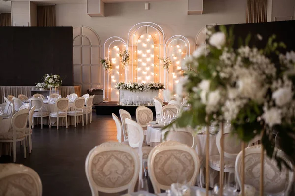 Luxury Wedding Table Setting Flower Centerpieces Candles Wedding Day Stockafbeelding