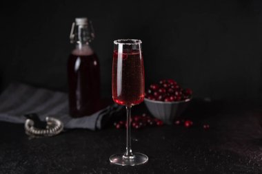 Koyu arkaplanda yabanmersini kokteyli. Şekerli ve taze yaban mersinli kokteyl. Şampanya kokteyli.