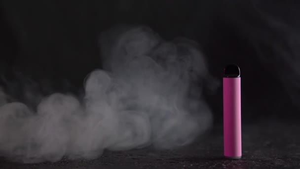 Vape Cigarro Eletrônico Rosa Fundo Escuro Com Fumaça Foto Alta — Vídeo de Stock