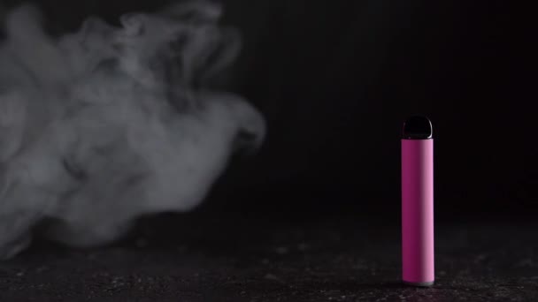 Vape Cigarro Eletrônico Rosa Fundo Escuro Com Fumaça Foto Alta — Vídeo de Stock