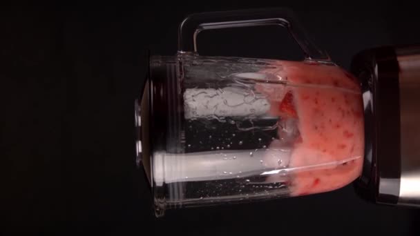Smoothie Fresh Strawberry Ice Close Making Fresh Fruits Smoothie Red — Stockvideo