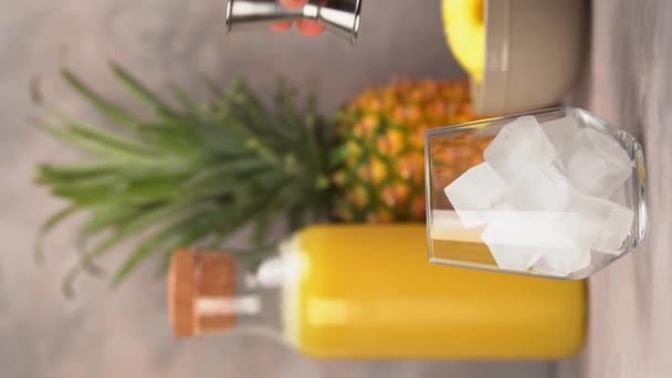 パイナップルジュースとラムカクテル パイナップルの葉でバーマンの装飾カクテル — ストック動画