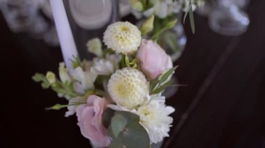 Çok güzel dekore edilmiş bir düğün masası randevusu. Baharın bahçesinde tabaklar ve peçetelerle süslenmiş güzel bir dekor. Düğün günü masada güzel çiçekler. Zarif yemek masası. Düğün günü.