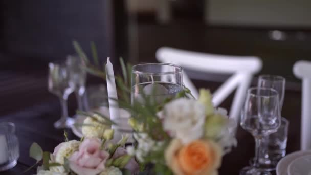 Çok Güzel Dekore Edilmiş Bir Düğün Masası Randevusu Baharın Bahçesinde — Stok video