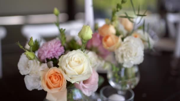 在春天的花园里 一个装饰精美的婚宴桌上摆满了漂亮的盘子和餐巾 婚礼那天桌上的花真漂亮 精致的餐桌 婚礼日 — 图库视频影像