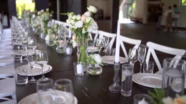 在春天的花园里 一个装饰精美的婚宴桌上摆满了漂亮的盘子和餐巾 婚礼那天桌上的花真漂亮 精致的餐桌 婚礼日 — 图库视频影像