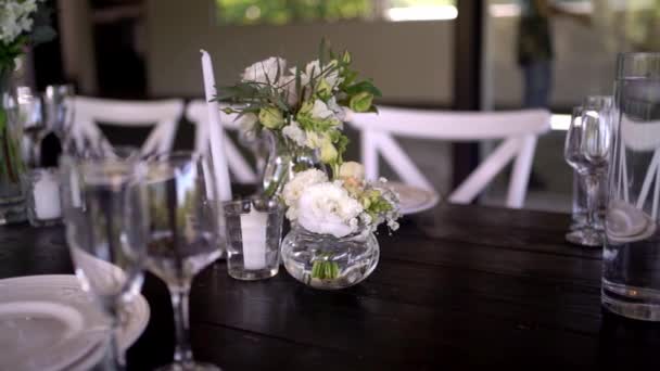 Çok Güzel Dekore Edilmiş Bir Düğün Masası Randevusu Baharın Bahçesinde — Stok video