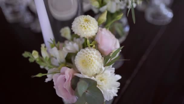 Egy Nagyon Szépen Berendezett Esküvői Asztal Találkozók Gyönyörű Dekoráció Tányérokkal — Stock videók