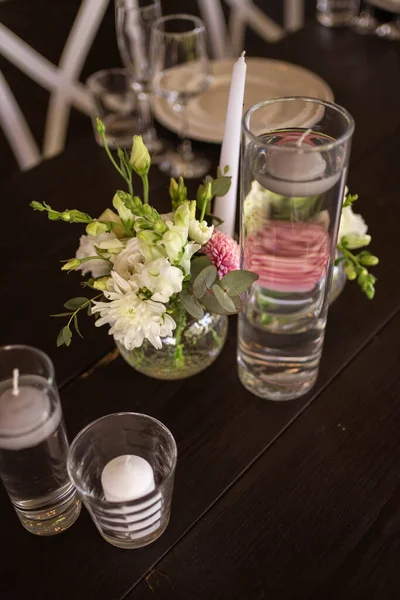 정원에 접시와 멋지게 장식된 결혼식 아름다운 식탁에 식탁이요 결혼식 — 스톡 사진