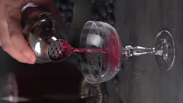 Minuman Merah Muda Yang Bisa Menjadi Kosmopolitan Dituangkan Dalam Gelas — Stok Video