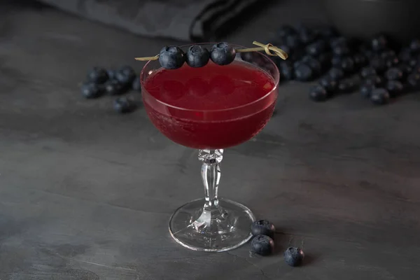 ブルーベリーを使ったフレッシュベリーカクテル 夏の冷たい飲み物と暗い背景のカクテル — ストック写真