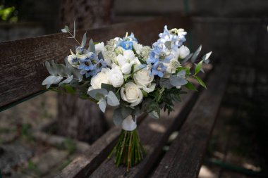 Gelin buketi. Düğün için. Güzel bir buket beyaz, mavi çiçekler ve yeşillik. Taze çiçek buketi. Düğün günü..