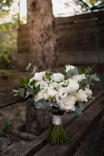 Ramo Flores Blancas Boda Rosas Freesia Lisianthus Novia Novio Vestido — Foto de Stock
