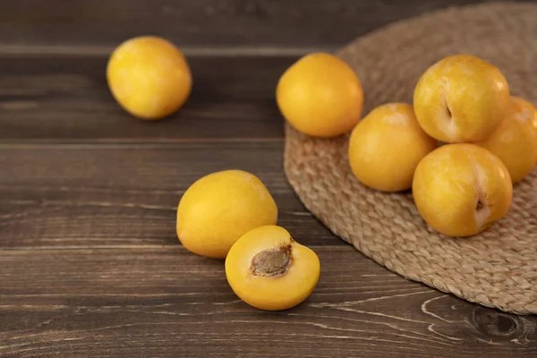 Gele Pruimen Een Houten Ondergrond Verse Biokruiden Gele Vruchten — Stockfoto