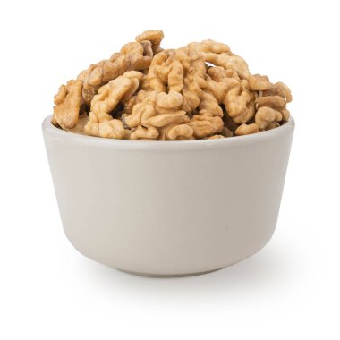 Beyaz kasedeki fındıklar beyaza izole edilmiş. Biyo fındık.