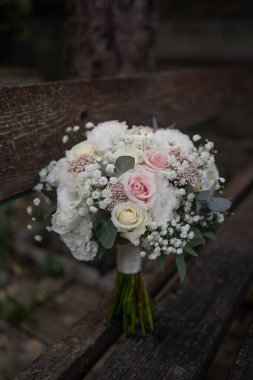 Düğün buketi beyaz ve pembe çiçekler - güller, frezya, lisianthus, çingene. Gelin ve damat. Düğün Günü.