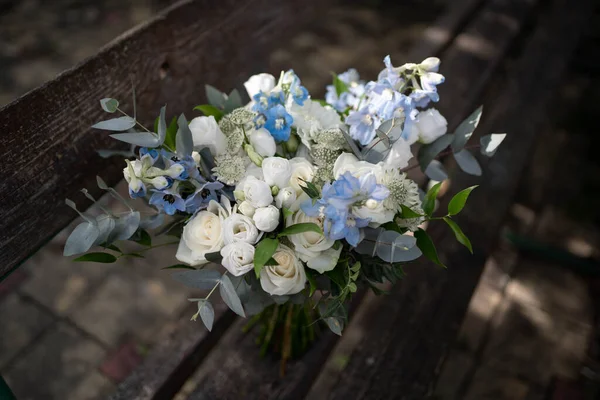 Gelin Buketi Düğün Için Güzel Bir Buket Beyaz Mavi Çiçekler — Stok fotoğraf