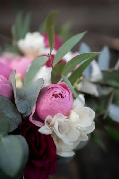 stock image Wedding bouquet composed of roses, ozothamnus, freesia and eucalyptus. Pink bridal bouquet.