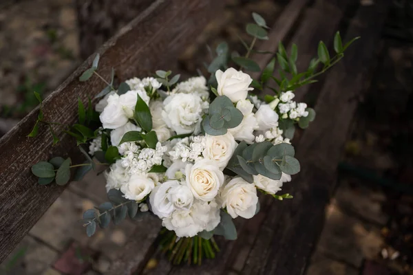 Buquê Casamento Flores Brancas Rosas Freesia Lisianthus Noiva Noivo Vestido — Fotografia de Stock