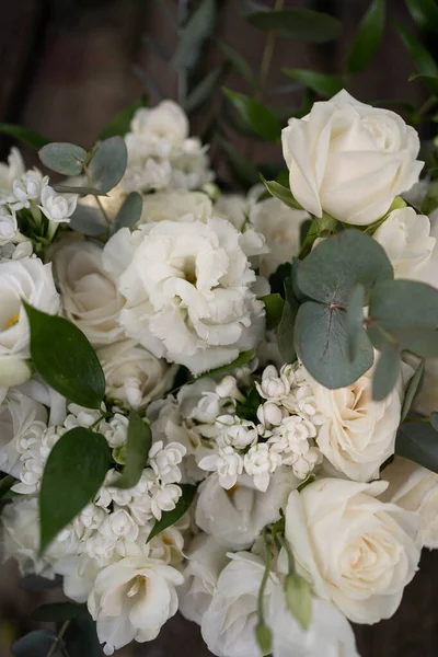 Buquê Casamento Flores Brancas Rosas Freesia Lisianthus Noiva Noivo Vestido — Fotografia de Stock