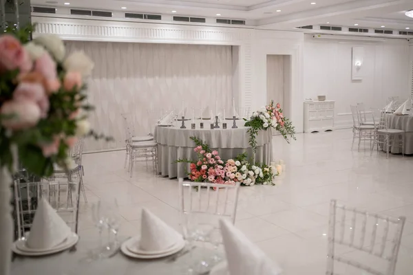 Haupttafel Bei Einem Hochzeitsempfang Mit Schönen Frischen Blumen Und Kerzen — Stockfoto