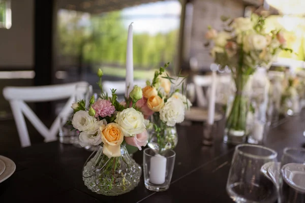 在春天的花园里 一个装饰精美的婚宴桌上摆满了漂亮的盘子和餐巾 婚礼那天桌上的花真漂亮 精致的餐桌 婚礼日 — 图库照片