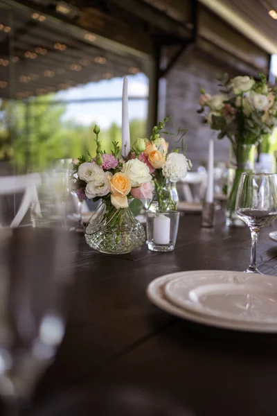 정원에 접시와 멋지게 장식된 결혼식 아름다운 식탁에 식탁이요 결혼식 — 스톡 사진