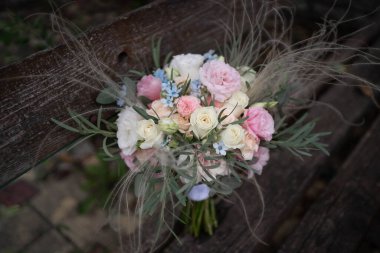 Düğün buketi beyaz ve pembe çiçekler - güller, frezya, lisianthus, oxypetalum. Gelin ve damat. Düğün Günü.