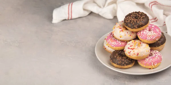Donuts Auf Grauem Hintergrund Auf Weißem Teller Konzept Für Den — Stockfoto