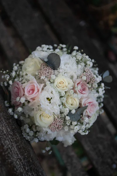 Svatební Kytice Bílých Růžových Květů Růže Frézie Lisianthus Gypsophila Nevěsta — Stock fotografie