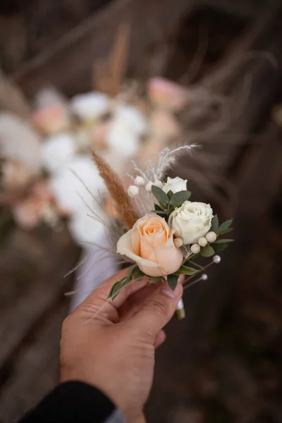 Vita Och Persika Bröllop Boutonnieres Bröllopsdag Rosesmlisianthus Och Torkade Blommor — Stockfoto