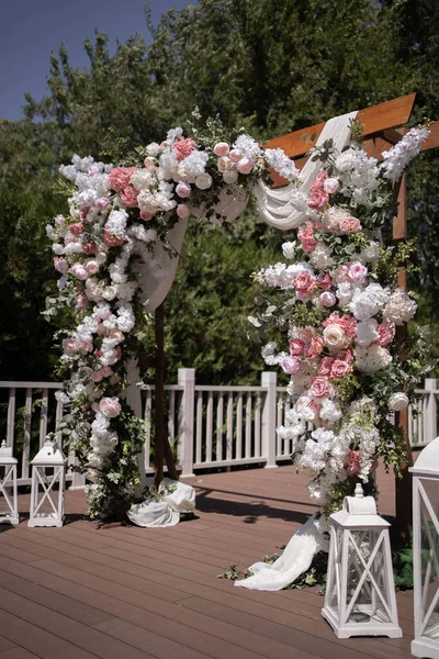 Arco Casamento Decorado Com Flores Fica Área Luxuosa Cerimônia Casamento — Fotografia de Stock