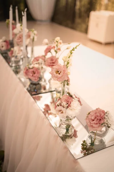 Luxus Elegáns Esküvői Fogadóasztal Elrendezése Virágos Asztaldísz Esküvő Napja — Stock Fotó