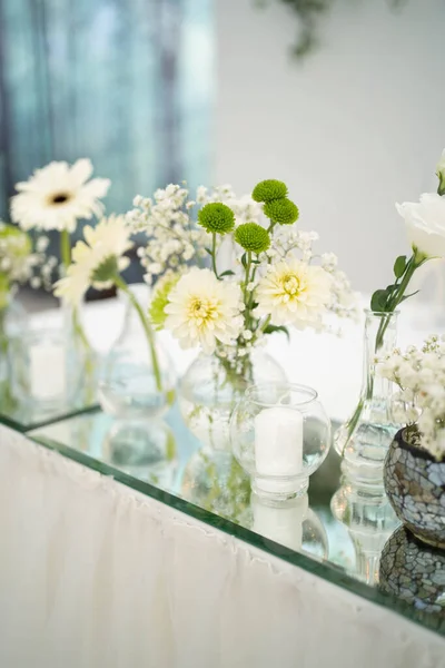 Esküvői Dekoráció Asztal Folyosón Virágdísz Stílusosan Díszített Étkezőasztal Virágokkal Vendégek — Stock Fotó