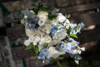 Gelin buketi. Düğün için. Güzel bir buket beyaz, mavi çiçekler ve yeşillik. Taze çiçek buketi. Düğün günü..