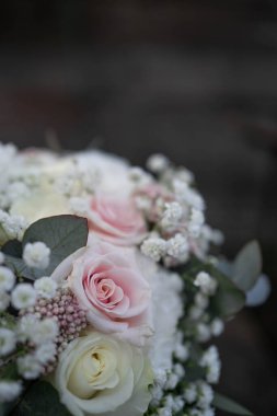 Düğün buketi beyaz ve pembe çiçekler - güller, frezya, lisianthus, çingene. Gelin ve damat. Düğün Günü.