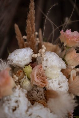 Boho gelin buketi. Beyaz ve şeftali rengi düğün buketi. Düğün günü..