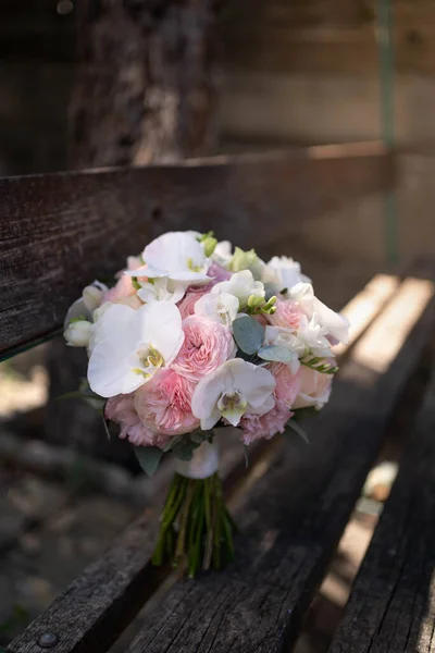 Bir Buket Beyaz Orkide Güller Frezya Çiçekleri Düğün Dekorasyonu Fikirleri — Stok fotoğraf