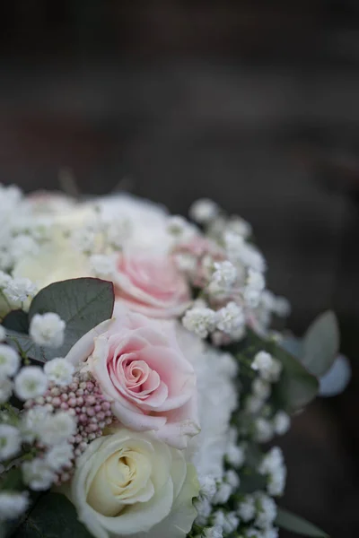 Düğün Buketi Beyaz Pembe Çiçekler Güller Frezya Lisianthus Çingene Gelin — Stok fotoğraf