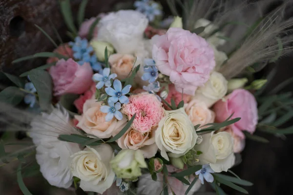 Svatební Kytice Bílých Růžových Květů Růže Frézie Lisianthus Oxypetal Nevěsta — Stock fotografie